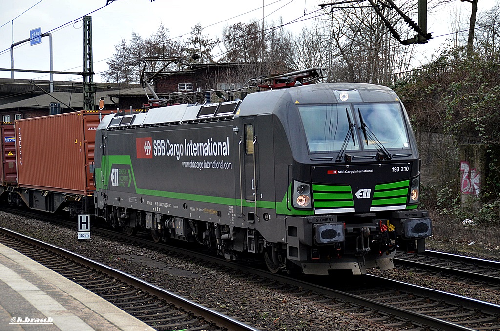 193 210 ist mit einen kastenzug durch hh-harburg gefahren,06.03.15