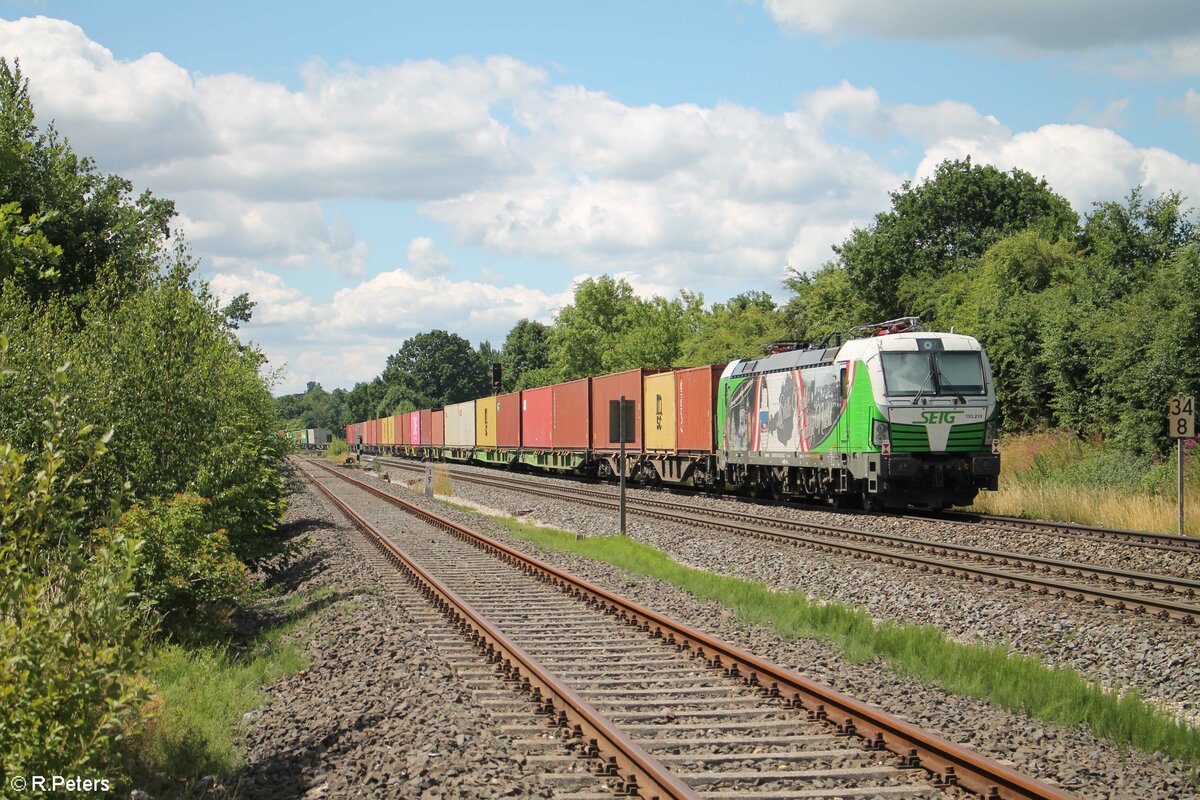 193 219  Stille Nacht hängt am Schluss vom Wiesau Containerzug. 12.07.22