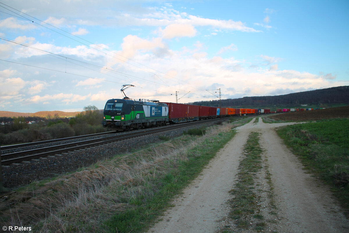 193 224-3 zieht mit einem Containerzug bei Wettelsheim in Richtung Ansbach.23.03.24