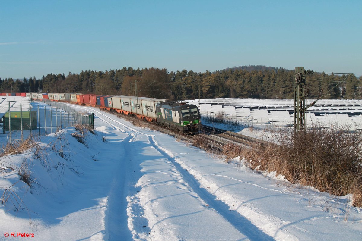 193 224 zieht ein Containerzug bei Dettenhofen in Richtung Passau. 19.01.17