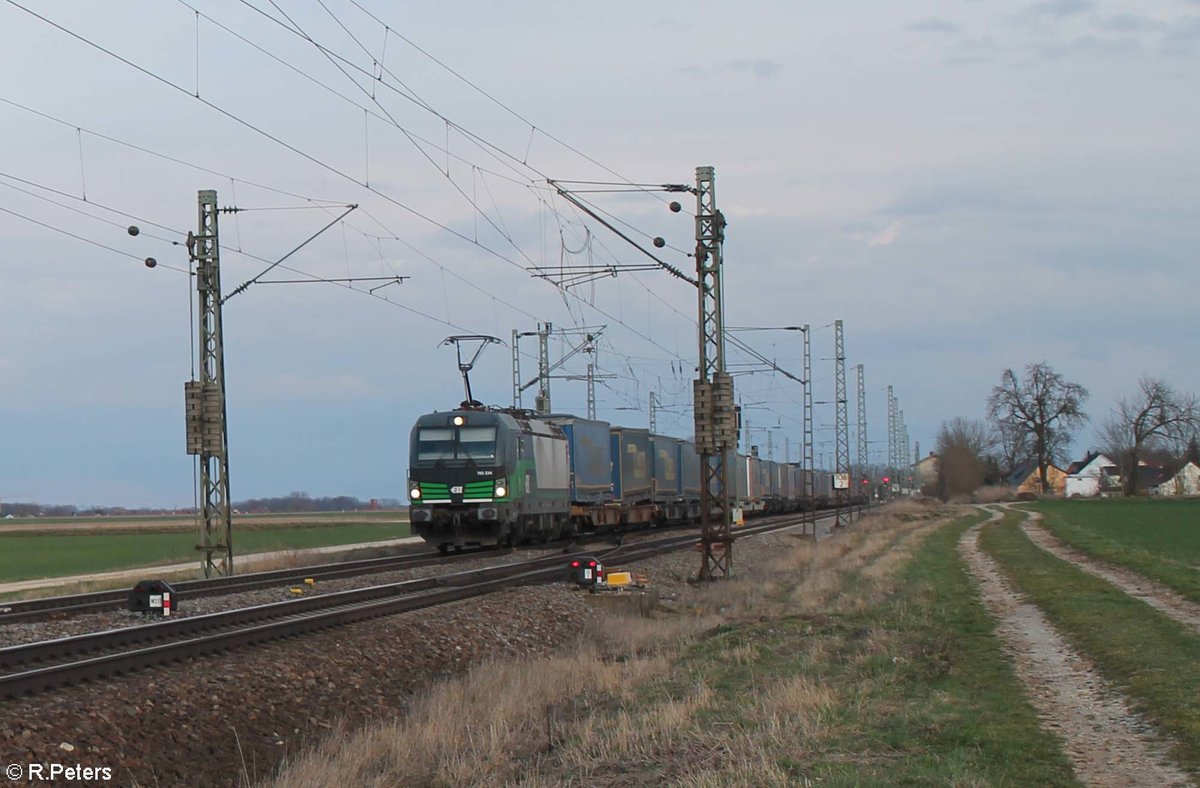 193 234 mit einem LKW-Walter Sattelaufliegerzug bei Mangolding in Richtung Nürnberg. 14.03.20