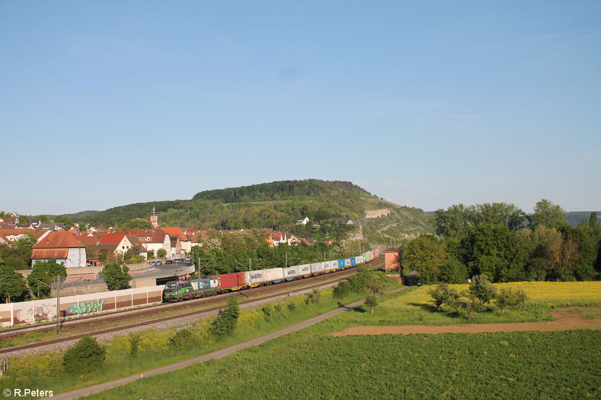 193 238-3 zieht mit einem Containerzug durch Retzbach-Zellingen 11.05.24