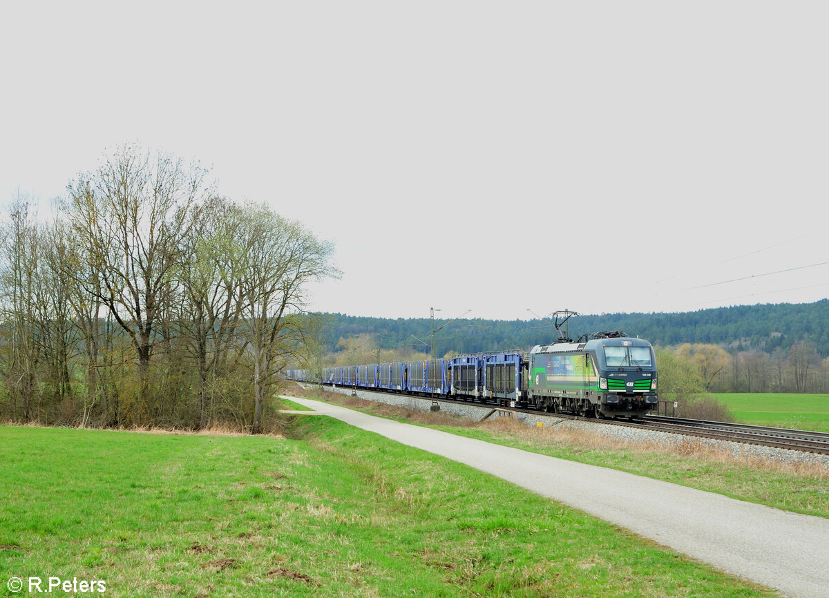 193 249  Connect by Mobility  mit einem leeren Autotransportzug bei Pölling gen Süden. 17.05.24