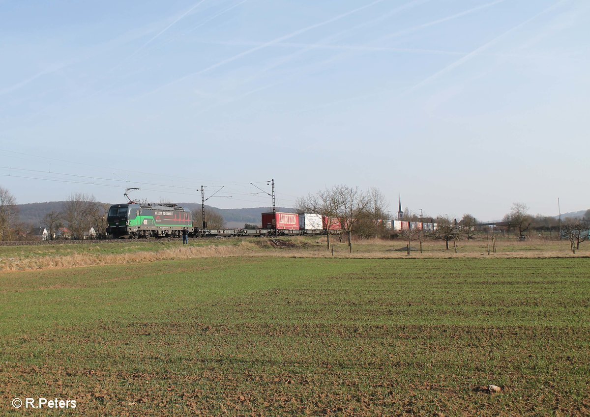 193 252 zieht ein Wechselpritschenzug bei Thüngersheim. 16.03.17