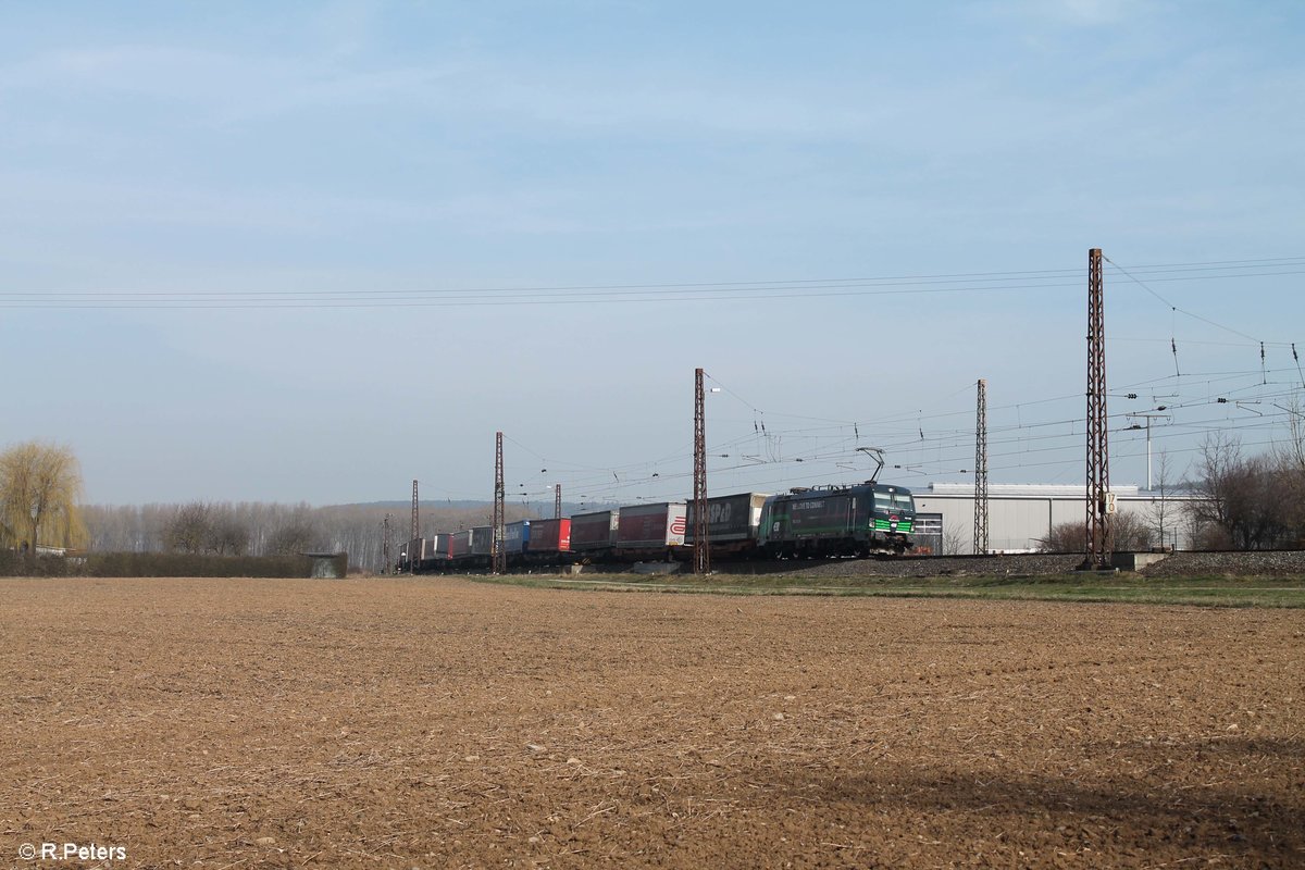 193 266-4 zieht ein Arcese Wechselpritschenzug durch Retzbach-Zellingen. 16.03.17