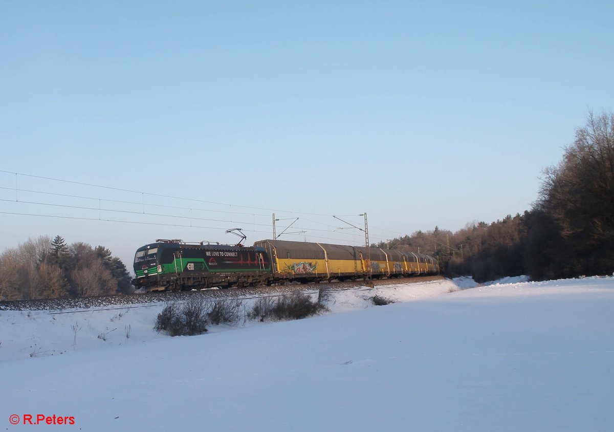 193 266 zieht einen ARS-Autotransportzug bei Edlhausen in Richtung Regensburg. 21.01.17