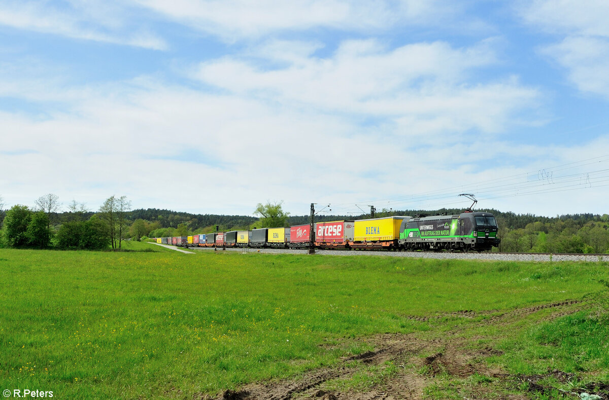 193 275-5  Unterwegs Im Auftrag der Natur  mit einem Wechselpritschenzug bei Pölling. 28.04.24