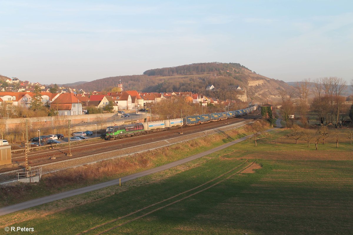 193 277-1 zieht mit einem LKW-Walter durch Retzbach-Zellingen. 16.03.17