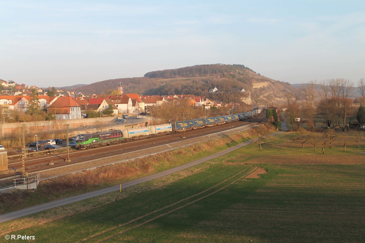 193 277-1 zieht mit einem LKW-Walter durch Retzbach-Zellingen. 16.03.17