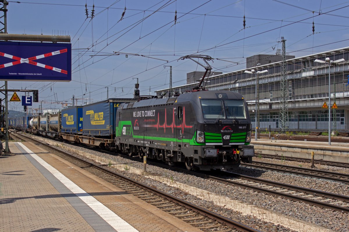 193 277 von ell ist fr TXLogistik unterwegs und durchfhrt am 26.06. mit einem Gterzug des kombinierten Verkehrs Regensburg.