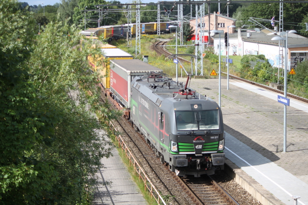 193 277 mit Italien KLV von Verona nach Rostock-Seehafen bei der Durchfahrt in Rostock-Kassebohm.13.08.2017