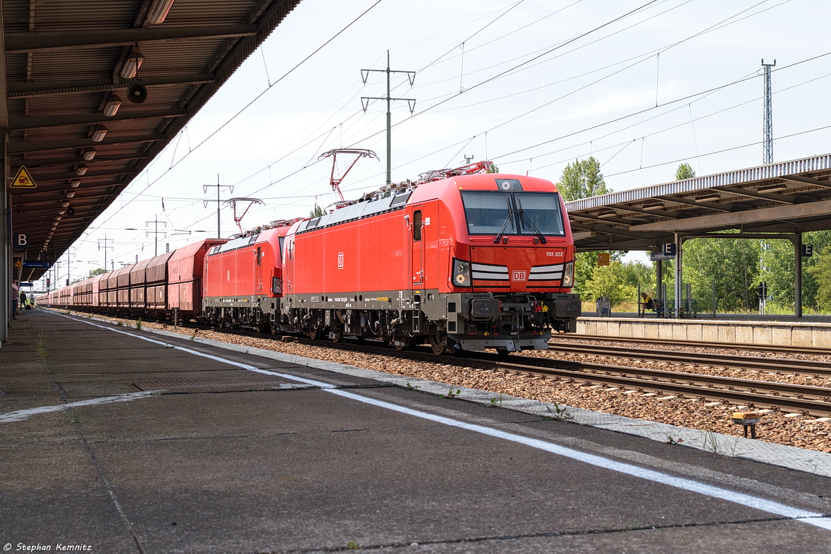 193 322-5 & 193 329-0 DB Cargo mit einem Erzzug von Hamburg nach Ziltendorf in Berlin-Schönefeld Flughafen. 18.07.2018