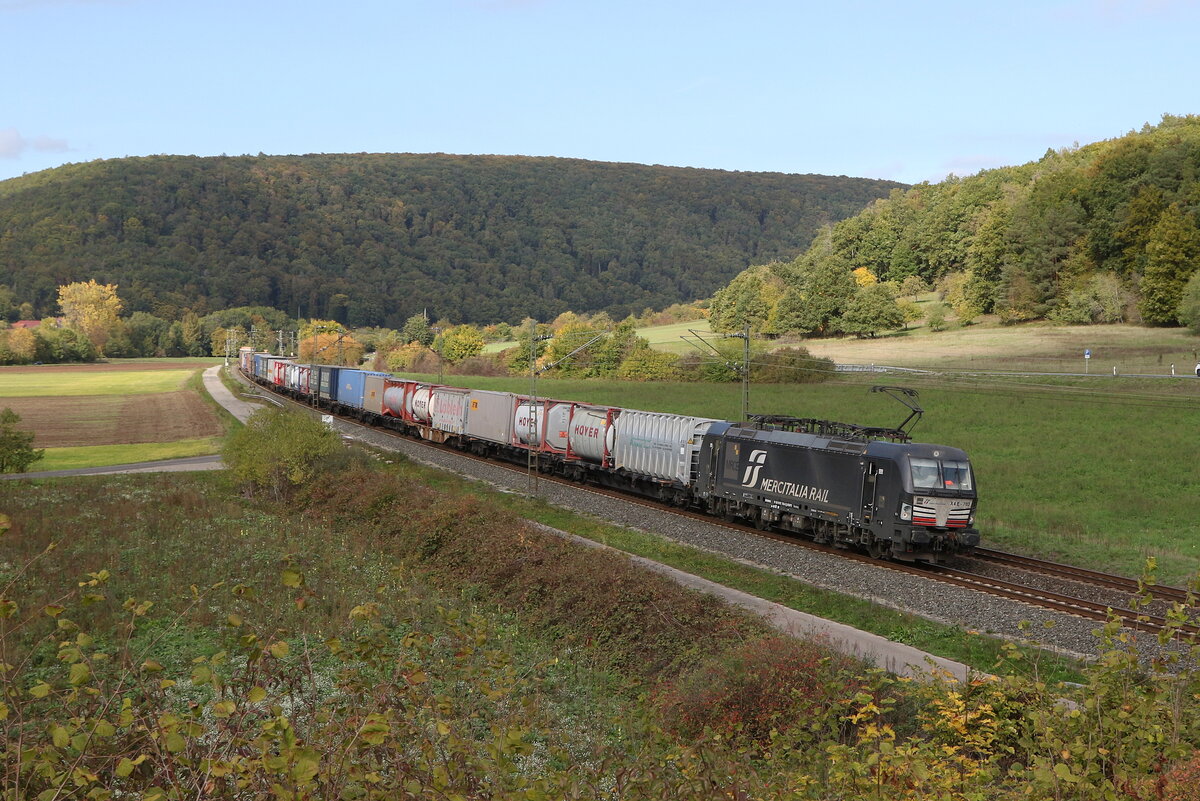 193 703 von  MERCITALIA  mit einem  KLV  am 11. Oktober 2022 bei Harrbach im Maintal.