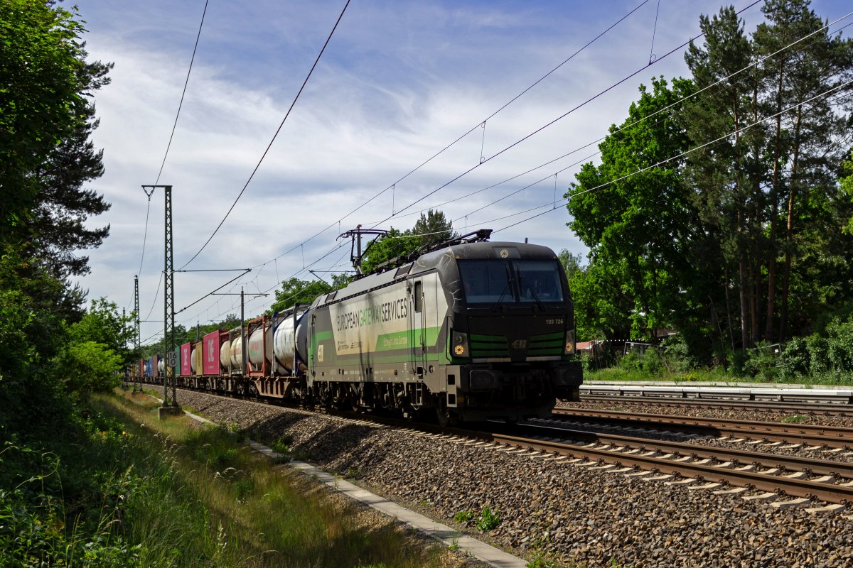 193 726, eine der zahlreichen Lokomotiven im ell-Design zieht am 31.05.23 einen Containerzug in Richtung Osten.