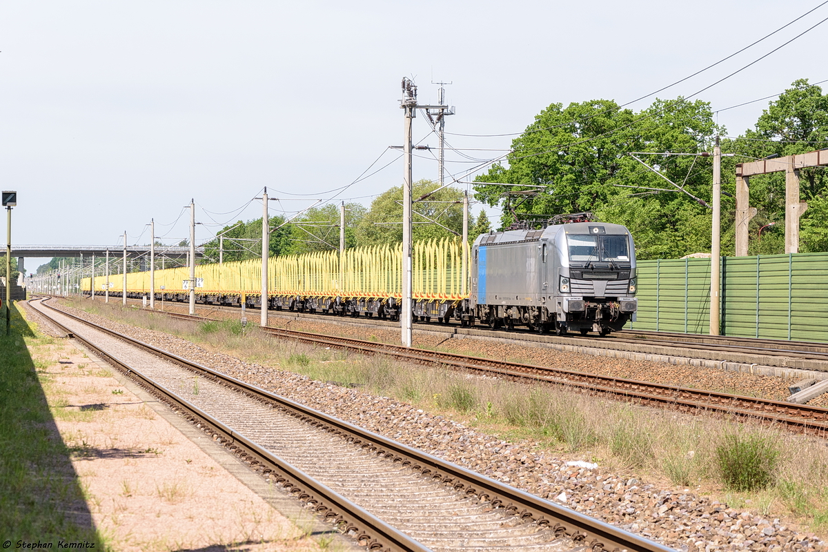 193 805-9 Railpool GmbH fr SETG - Salzburger Eisenbahn TransportLogistik GmbH mit einem leeren Holzzug in Growudicke und fuhr weiter in Richtung Rathenow. Netten Gru zurck an den Tf! 28.05.2017