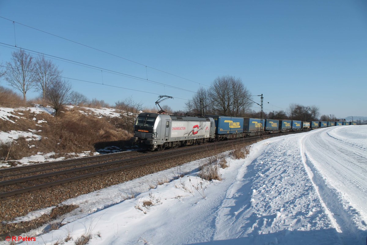 193 806-7 Werbung „Quality is the chain reaction“ zieht bei Pölling ein Wechselpritschen Zug LKW- Walter. 26.01.17