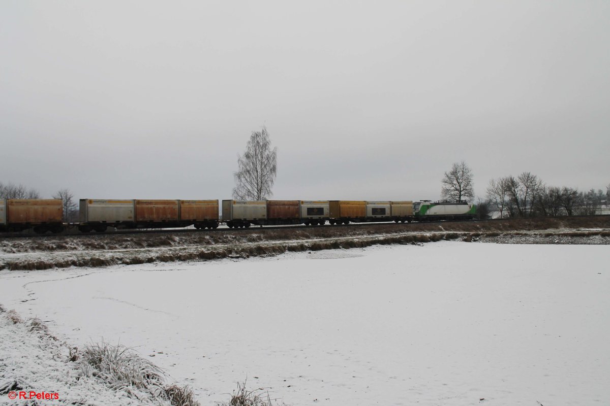 193 814-1 am Zugschluss vom Hackschnitzelzug nach Regensburg kurz hinter Wiesau/Oberpfalz. 03.01.17