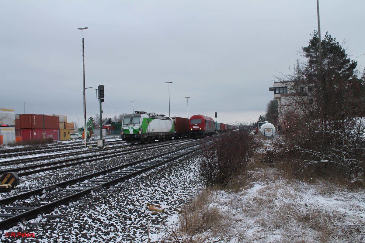 193 814 und 270080 und der Wiesau Containerzug in Wiesau. 03.01.17