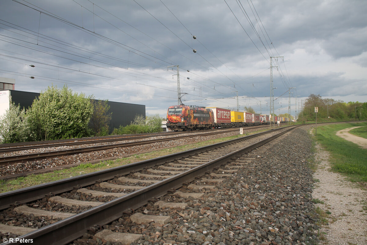 193 878-6  Wir Brennen für das was wir tun  Flammen Vectron zieht mit einem Wechselpritschenzug durch Nürnberg Hohe Marter. 10.04.24