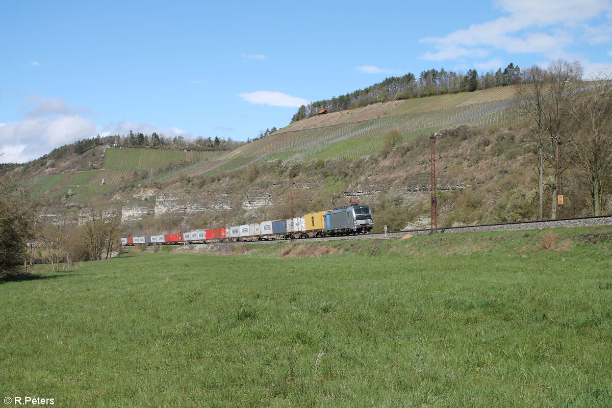 193 992-5 mit Containerzug bei Himmelstadt gen Süden. 28.03.24