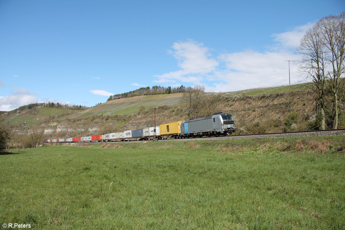 193 992-5 mit Containerzug bei Himmelstadt gen Süden. 28.03.24