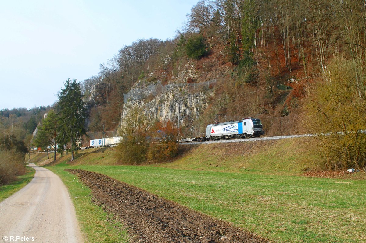 193 992 Retrack  Lok sucht Typen   mit dem DGS 41939 Neuss Gbf - Wels auf der Donautal-Bahn bei den Mattinger Hänge. 14.03.20