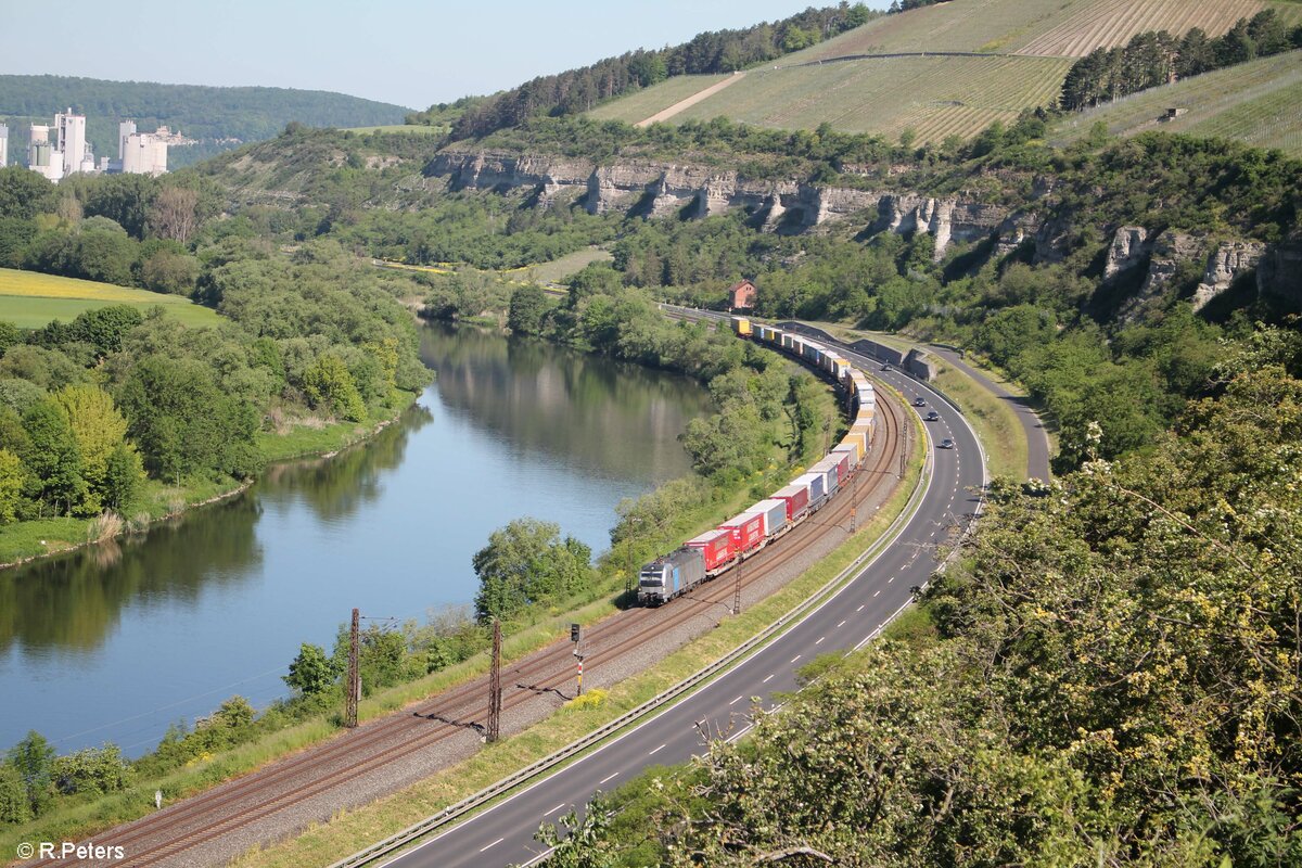 193 997-4 mit einem Wechselpritschentzug zwischen Himmelstadt und Karlstadt. 02.06.21