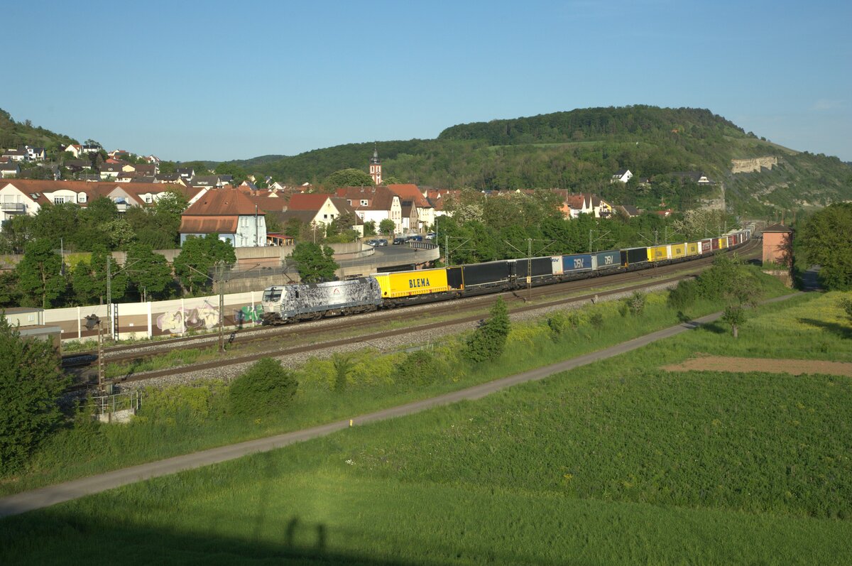 193 997-4  Pferde Lok  mit einem KLV-Zug durch Retzbach-Zellingen. 11.05.24