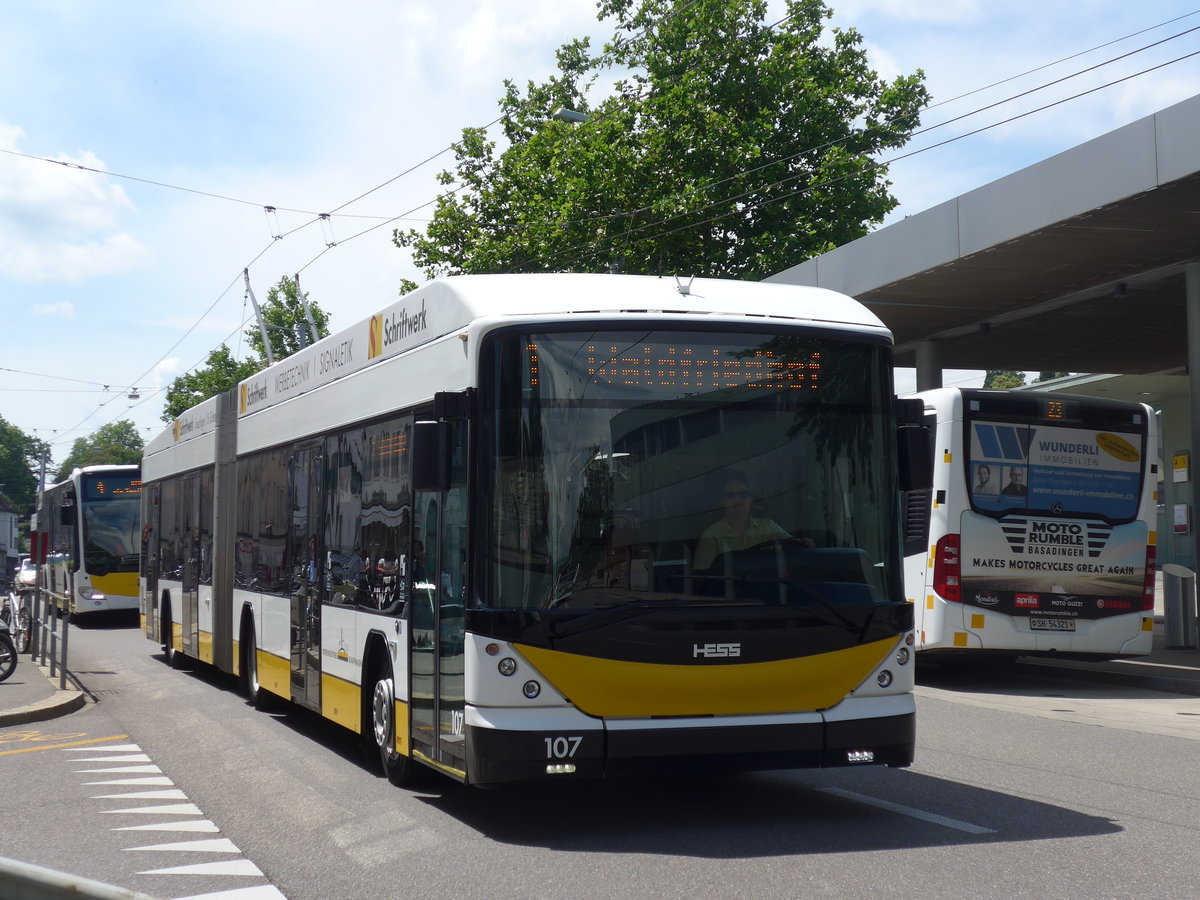 (193'925) - VBSH Schaffhausen - Nr. 107 - Hess/Hess Gelenktrolleybus am 10. Juni 2018 beim Bahnhof Schaffhausen