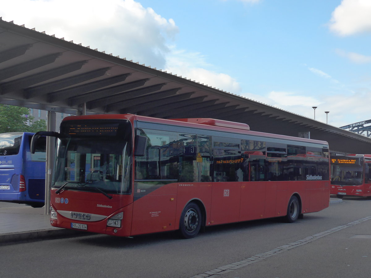 (194'101) - SBG Freiburg - FR-JS 834 - Iveco am 18. Juni 2018 beim Bahnhof Freiburg