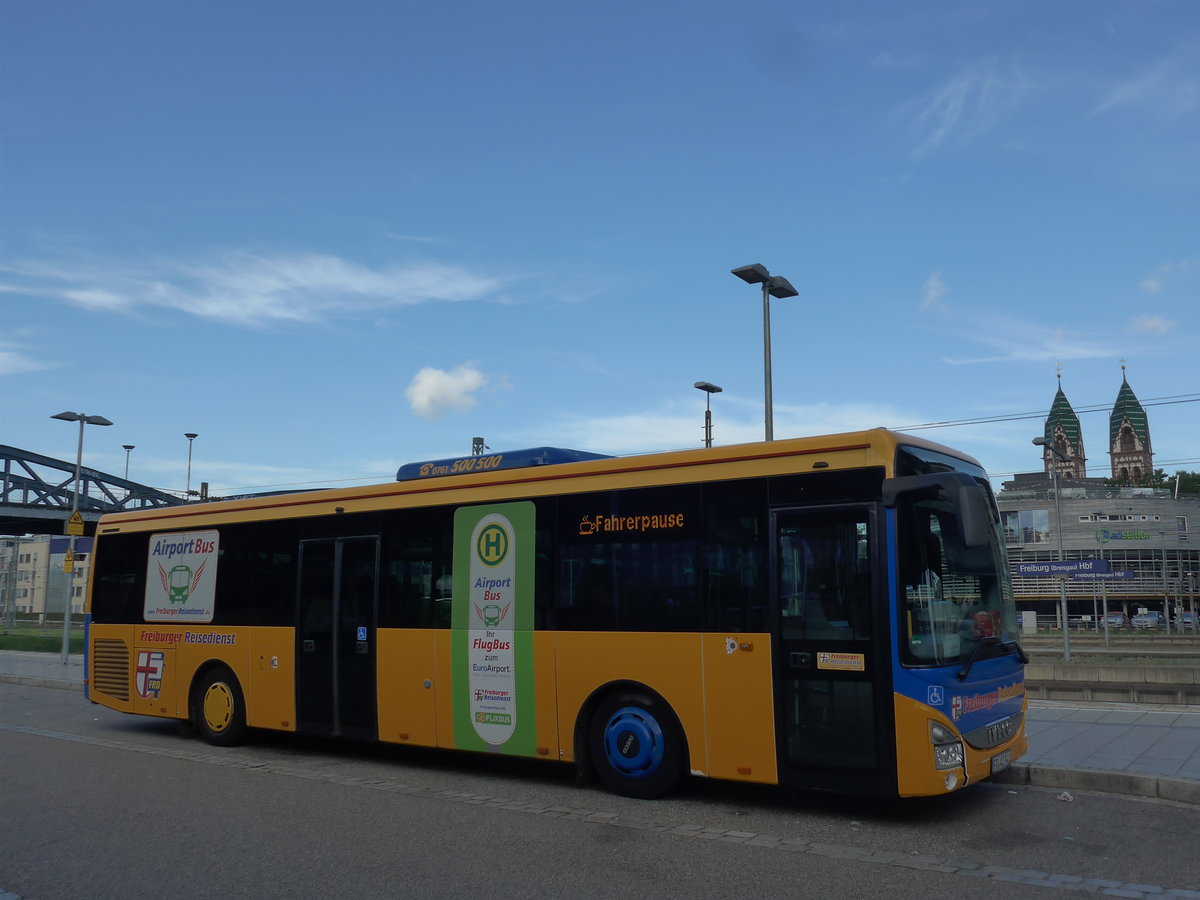 (194'116) - Freiburger-Reisedienst, Freiburg - FR-AZ 941 - Iveco am 18. Juni 2018 beim Bahnhof Freiburg