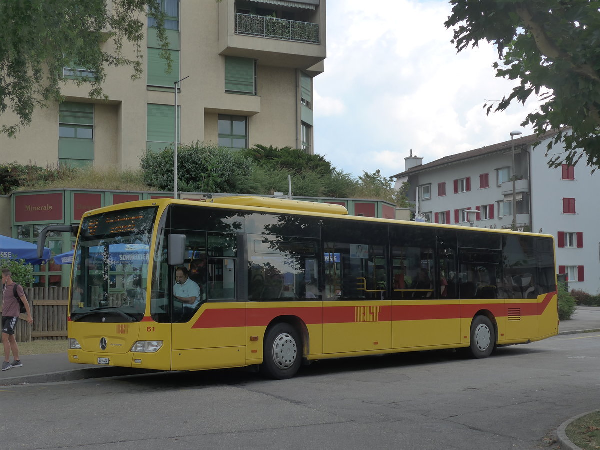 (195'165) - BLT Oberwil - Nr. 61/BL 6404 - Mercedes am 23. Juli 2018 beim Bahnhof Muttenz