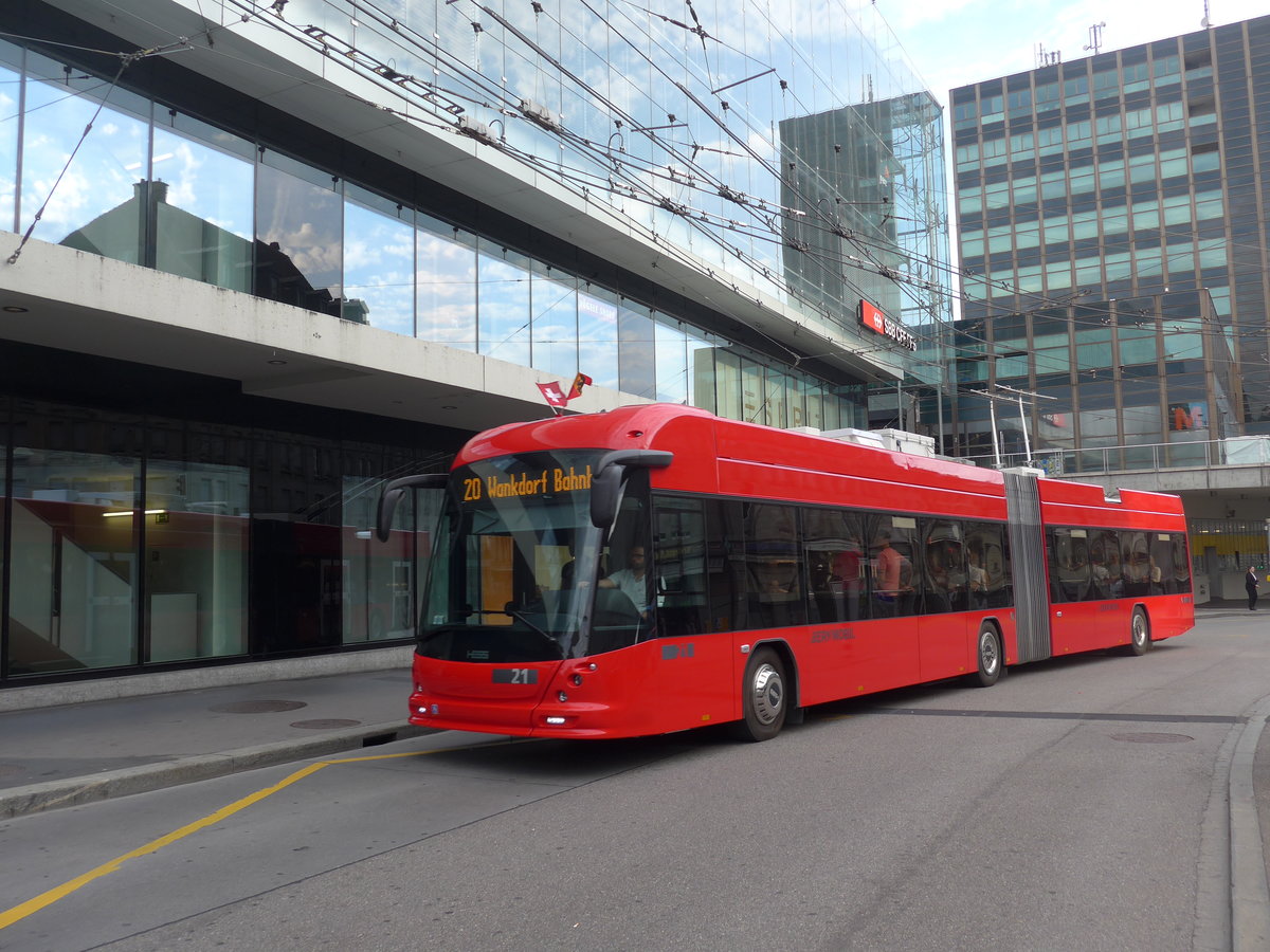 (195'369) - Bernmobil, Bern - Nr. 21 - Hess/Hesss Gelenktrolleybus am 1. August 2018 beim Bahnhof Bern