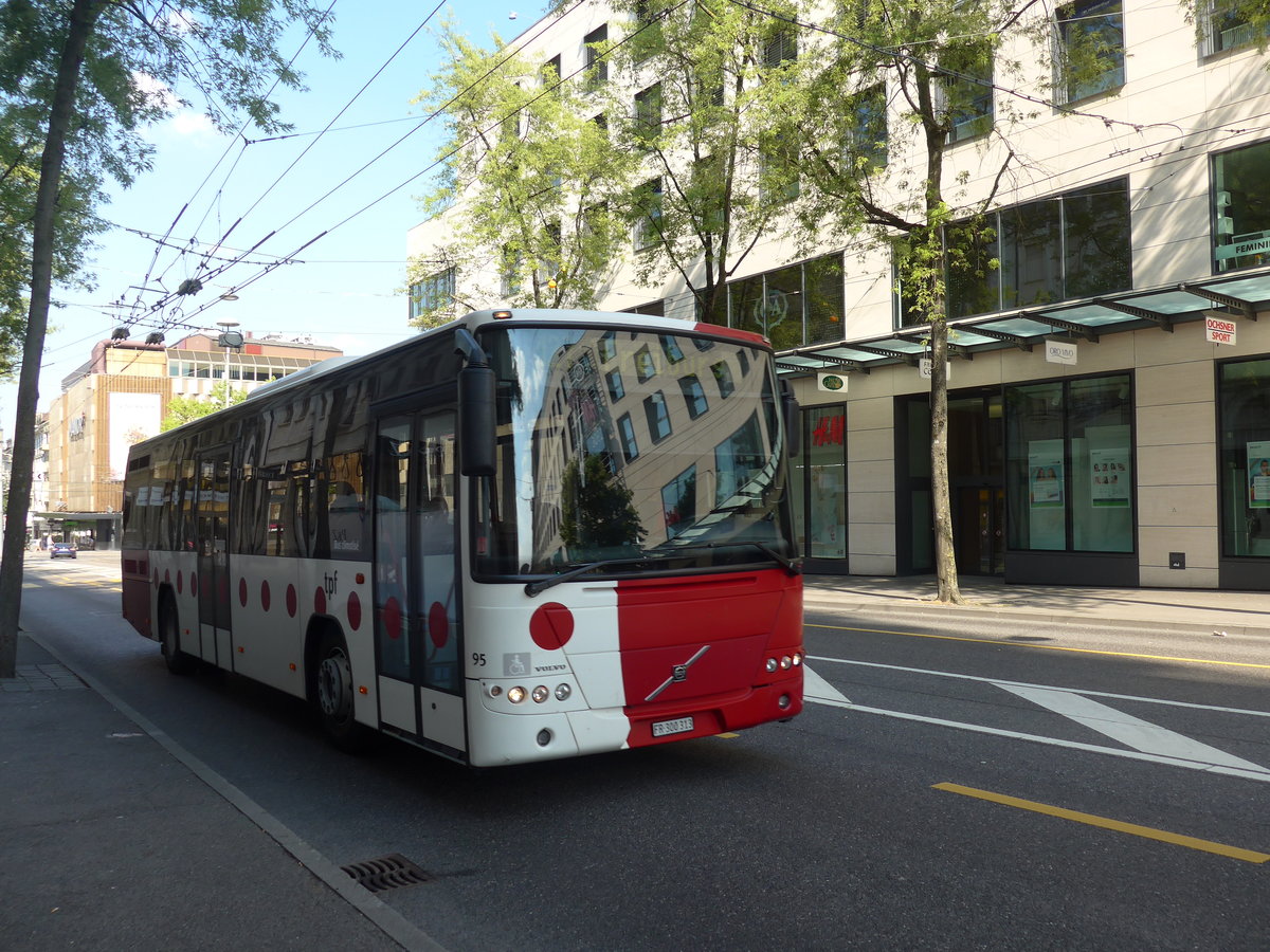 (195'636) - TPF Fribourg - Nr. 95/FR 300'313 - Volvo am 5. August 2018 beim Bahnhof Fribourg