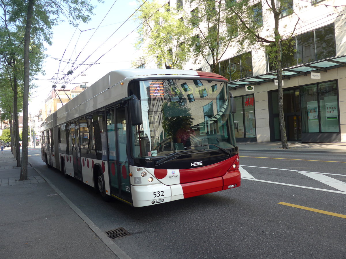 (195'655) - TPF Fribourg - Nr. 532 - Hess/Hess Gelenktrolleybus am 5. August 2018 beim Bahnhof Fribourg