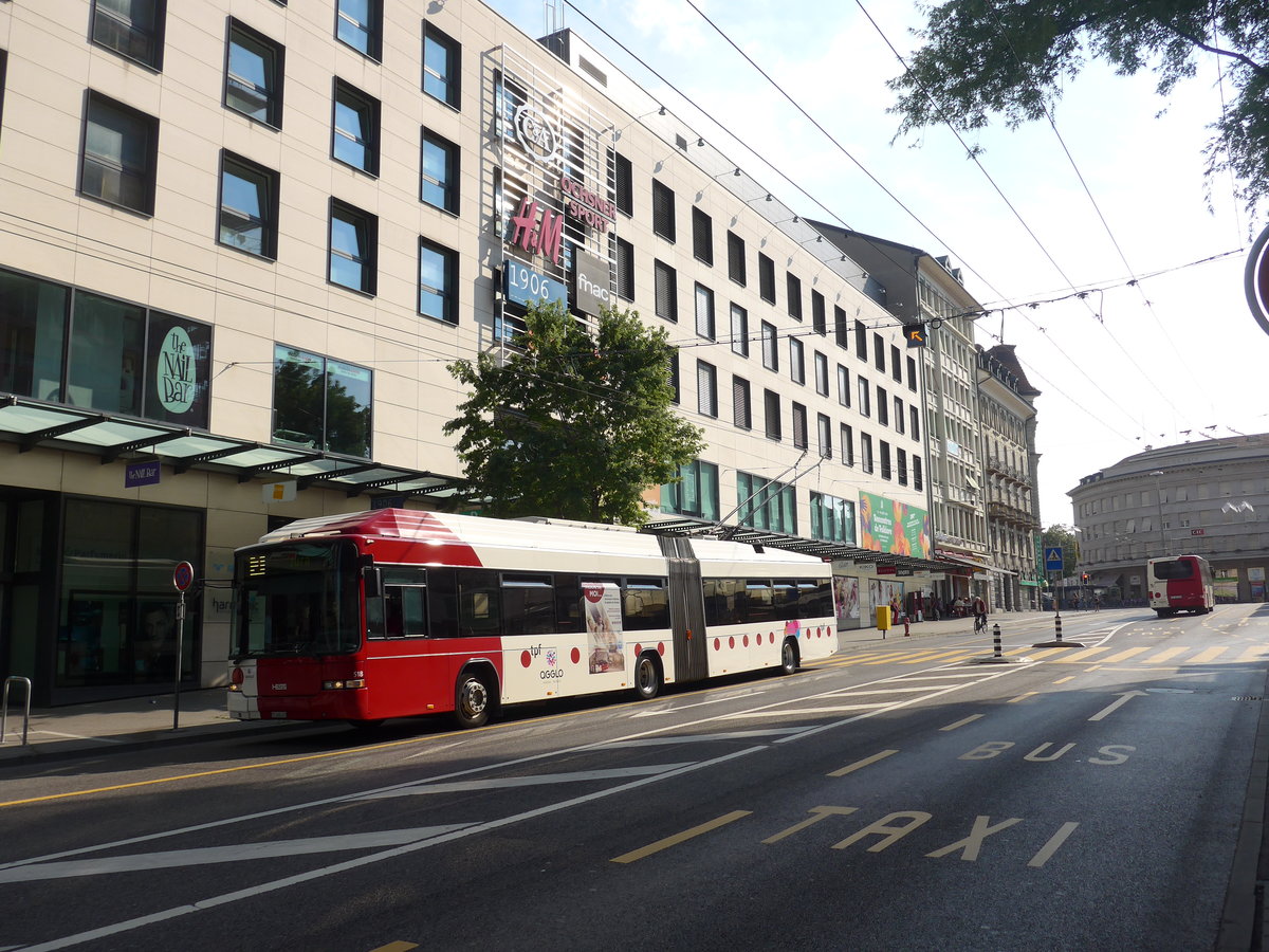 (195'665) - TPF Fribourg - Nr. 518/FR 300'433 - MAN/Hess Gelenkduobus am 5. August 2018 beim Bahnhof Fribourg