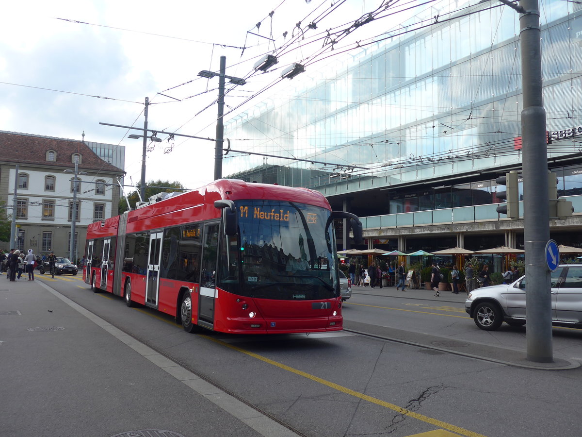 (196'561) - Bernmobil, Bern - Nr. 21 - Hess/Hess Gelenktrolleybus am 3. September 2018 beim Bahnhof Bern