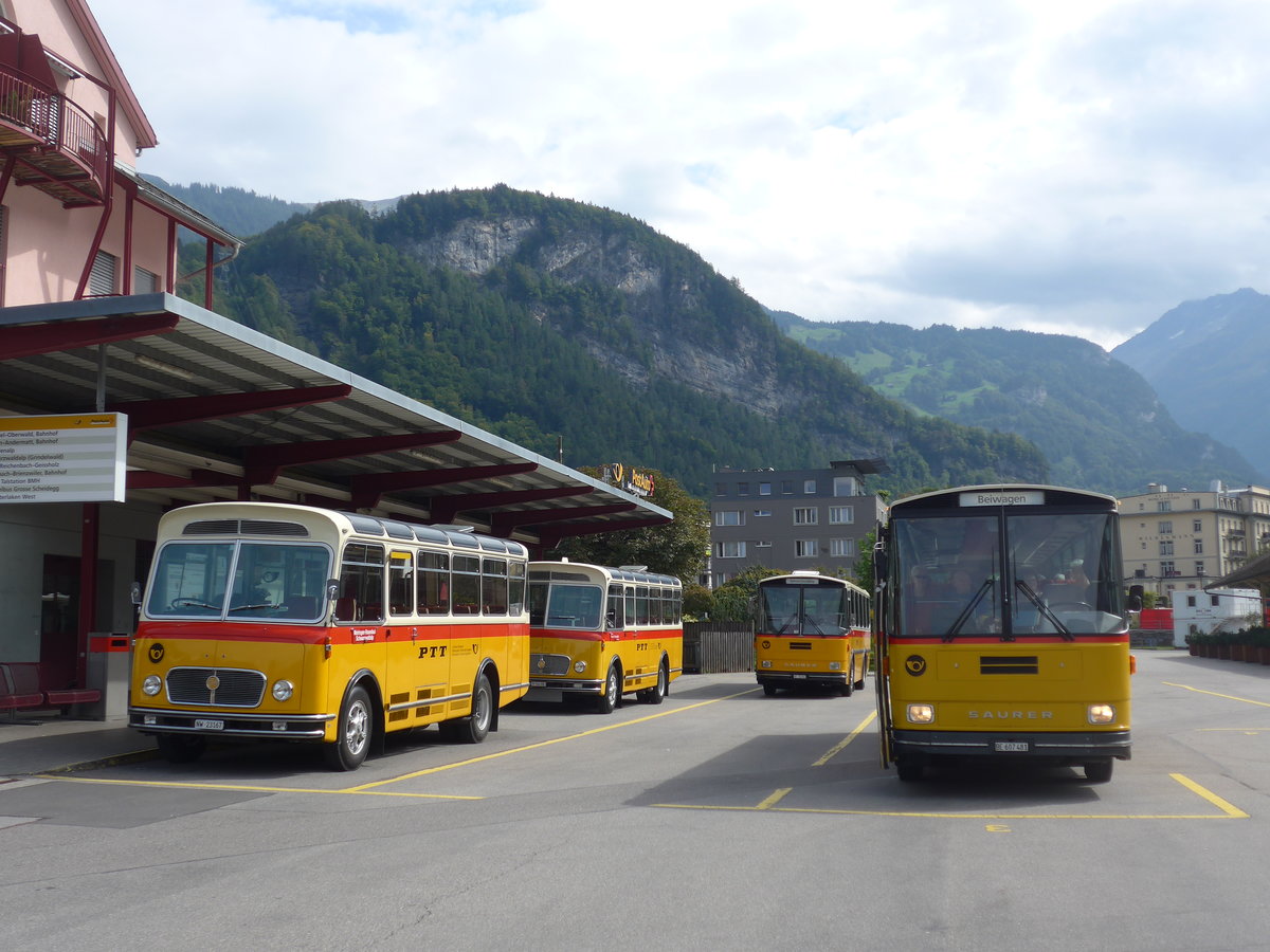 (197'715) - Mller, Ennetmoos - NW 23'167 - FBW/Gangloff (ex Rentsch, Gunten; ex P 23'203; ex P 21'003) + AVG Meiringen - Nr. 74/BE 607'481 - Saurer/R&J (ex PostAuto Berner Oberland; ex P 24'357) am 16. September 2018 in Meiringen, Postautostation