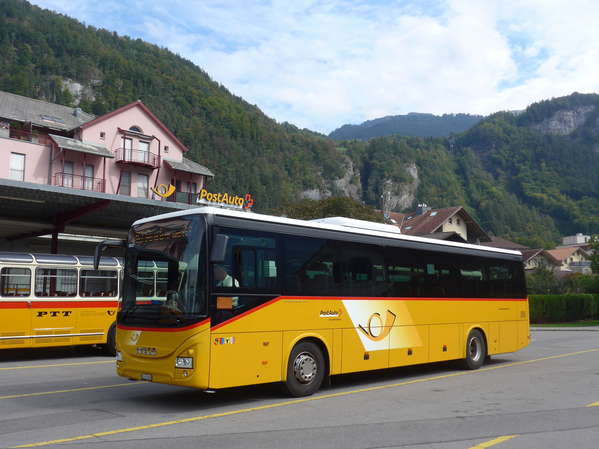 (197'724) - PostAuto Bern - BE 476'689 - Iveco am 16. September 2018 in Meiringen, Postautostation