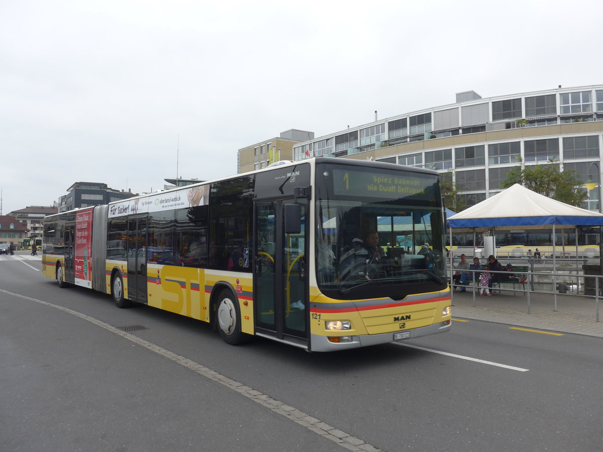 (198'124) - STI Thun - Nr. 121/BE 700'121 - MAN am 8. Oktober 2018 beim Bahnhof Thun