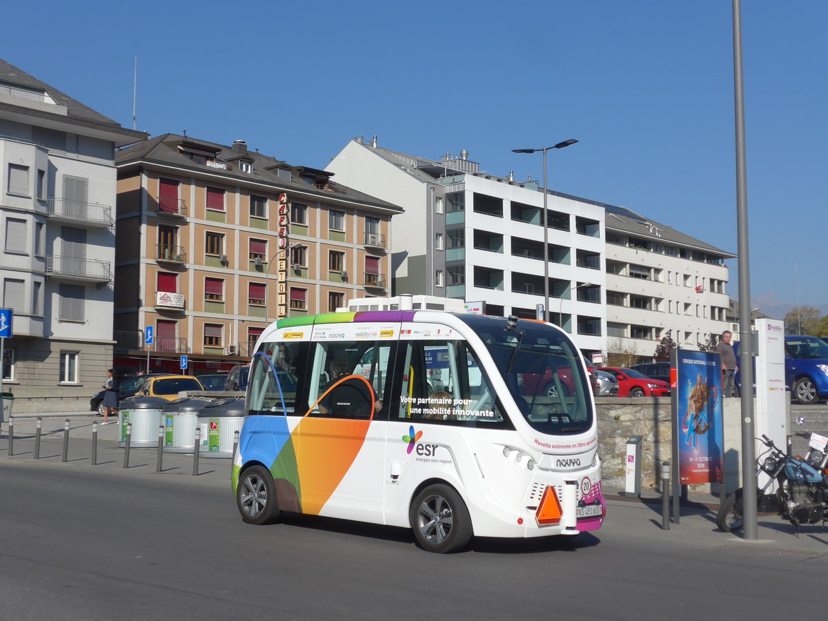 (198'285) - PostAuto Wallis - VS 451'600 - Navya am 14. Oktober 2018 beim Bahnhof Sion