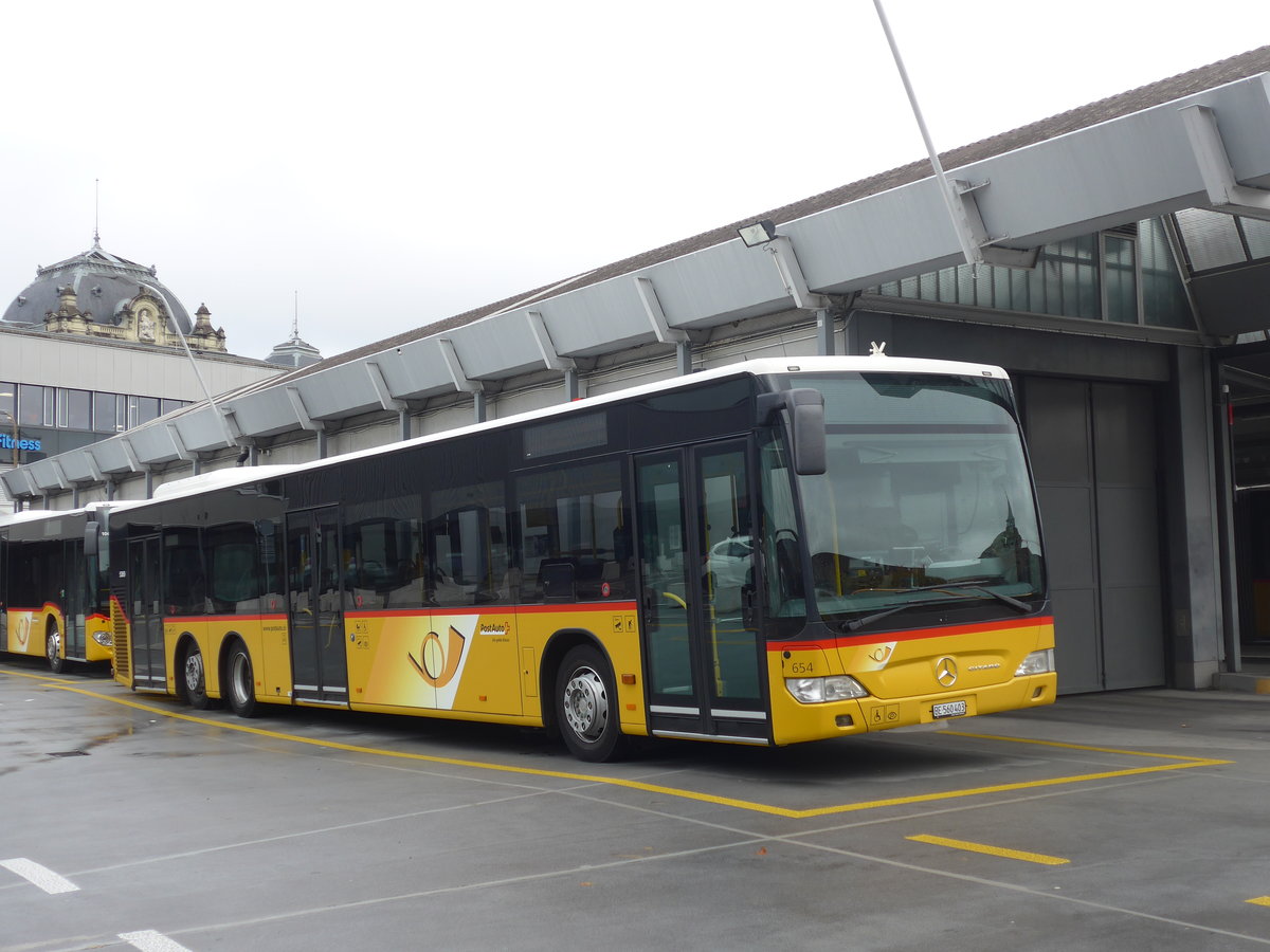 (198'991) - PostAuto Bern - Nr. 654/BE 560'403 - Mercedes am 28. Oktober 2018 in Bern, Postautostation