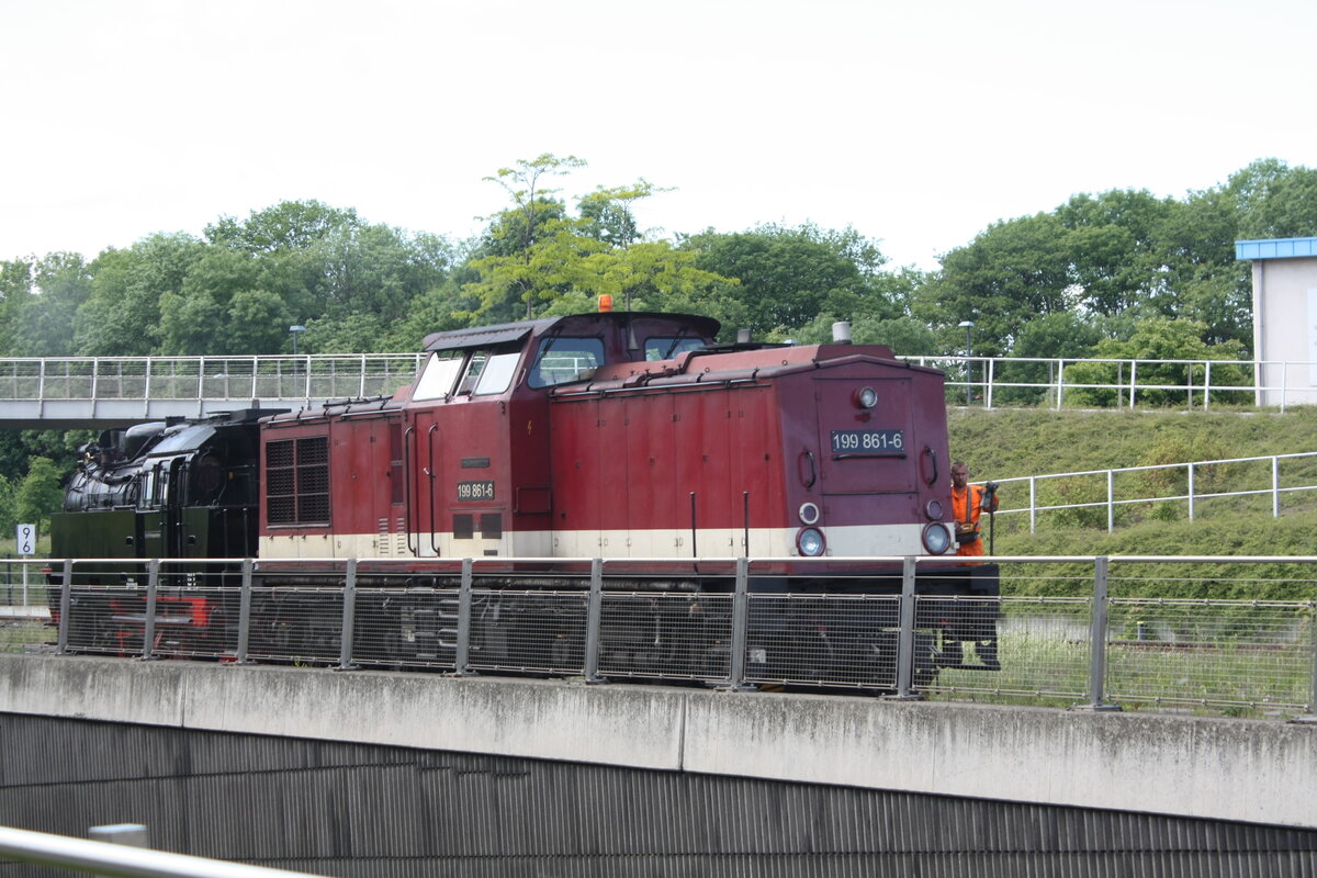 199 861 mit 99 6001 auf Rangierfahrt im Bahnhof Wernigerode am 2.6.22