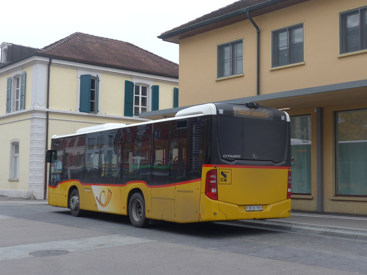 (199'259) - CarPostal Ouest - JU 39'789 - Mercedes am 4. November 2018 beim Bahnhof Delmont