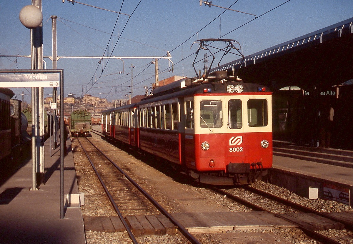 1993 verkauften die Appenzeller Bahnen die ABe 4/4 44 und 45 an die Ferrocarrils de la Generalitat de Catalunya (FGC), die sie als Tw 8001 und 8002 bezeichnete, hier steht Tw 8002 im Februar 1996 abfahrbereit in Manresa Alta