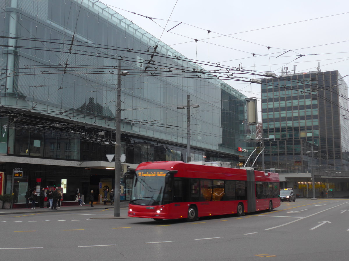 (199'303) - Bernmobil, Bern - Nr. 21 - Hess/Hess Gelenktrolleybus am 18. November 2018 beim Bahnhof Bern