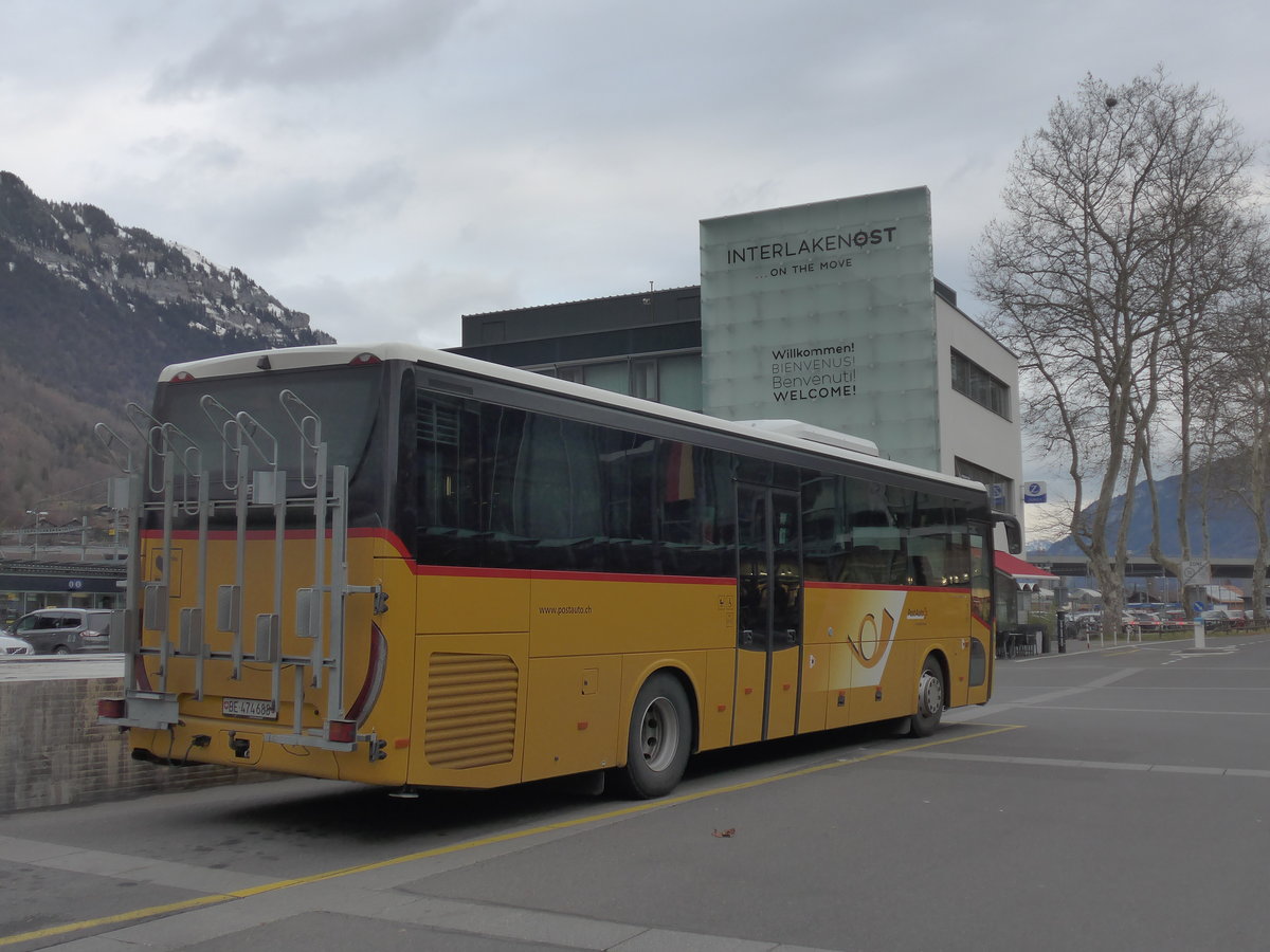 (199'876) - PostAuto Bern - BE 474'688 - Iveco am 8. Dezember 2018 beim Bahnhof Interlaken Ost