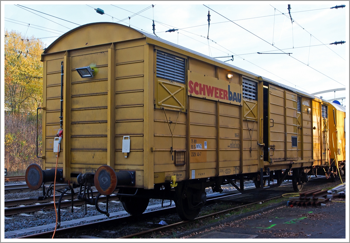 2-achsiger Werkstattwagen der  Schweerbau 75 80 D-WVZ 2329 140-7, abgestellt am 16.11.2013 in Kreuztal. 

Technische Daten
Bauart: Gbs 
Länge über Puffer: 14.270 mm 
Eigengewicht: 13.680 kg 
Höchstgeschwindigkeit: 100 km/h
