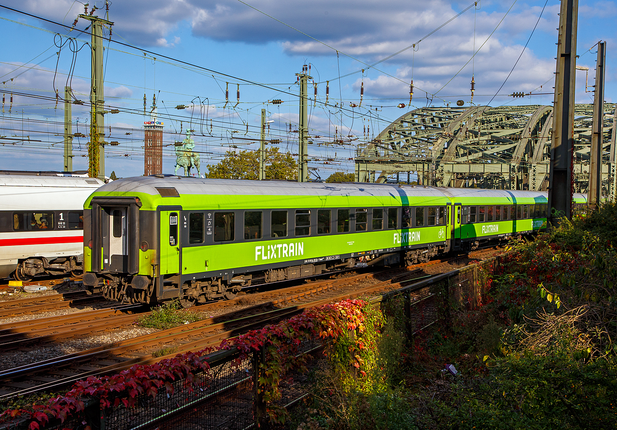 2. Klasse Schnellzugwagen D-TAL 51 80 84-90 024-1 der Bauart Bmmdz 268.7F der Firma Talbot-Services GmbH vermietet an FlixTrain am 08.10.2021 in Köln im Zugverbund vom FlixTrain FLX 30. Der Wagen ist ein UIC-X-Wagen und wurde 1993 von PFA Weiden gebaut, zuletzt bis Juli war er als IC-Wagen DB Fernverkehr AG der Bauart Bimdz 268.7 und wurde Talbot-Services GmbH verkauft und sehr umfangreich Modernisiert. 

Die Reisezugwagen werden von Firma Talbot-Services GmbH an FlixTrain (einschl. Full Service) vermietet. Der älteste deutsche Hersteller von Schienenfahrzeugen, die Waggonfabrik Talbot in Aachen, gehörte von 1995 bis zum 30. Juni 2013 zu Bombardier Transportation und sollte geschlossen werden. Die neue Talbot Services GmbH hat den Standort übernommen und die Weiterbeschäftigung für ca. 240 Mitarbeiter ermöglicht. Bei FlixTrain hat man sich in der Corona-Zwangspause zu einer radikalen Modernisierung entschlossen. 135 Waggons werden von Grund auf saniert. Den Auftrag erhielt Talbot Services, außerdem übernehmen die Aachener für mindestens 15 Jahre die gesamte Betreuung und Wartung der grünen Flixflotte. Das ist somit die Basisabsicherung des gesamten Unternehmens über lange Zeit.

TECHNISCHE DATEN:
Länge über Puffer: 26.400 mm
Wagenkastenlänge: 26.100 mm
Wagenkastenbreite:  2.825 mm
Höhe über Schienenoberkante: 4.050 mm
Drehzapfenabstand: 19.000 mm
Achsstand im Drehgestell: 2.500 mm
Drehgestellbauart: Minden-Deutz 366
Leergewicht: 41 t
Höchstgeschwindigkeit: 200 km/h
Sitzplätze: 100
Toiletten: 1, geschlossenes System
