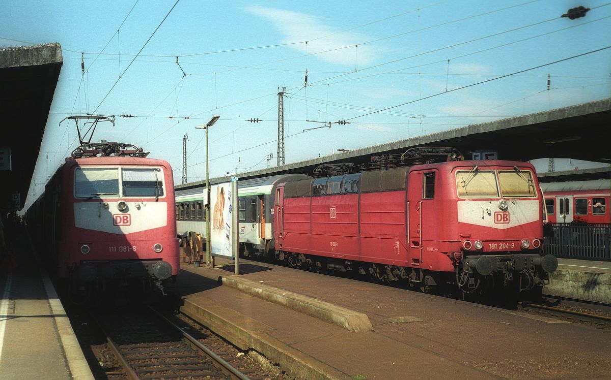 2 orientrote Lätzchenloks: DB 111 061 neben der DB 181 204 vor dem Metro-Rhin Offenburg - Straßburg in Offenburg am 13.08.2001